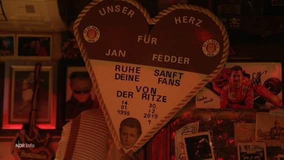 In der Hamburger Kultkneipe "Ritze" hängt ein Lebkuchenherz in Erinnerung an den Schauspieler Jan Fedder. © Screenshot 