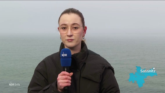 NDR-Reporterin Celine Schmock berichtet live aus Sassnitz. © Screenshot 