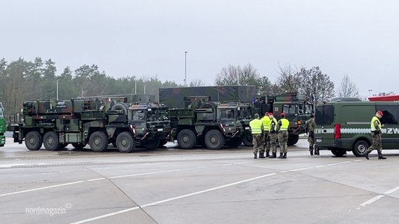 Fahrzeuge einer Bundeswehr-Kolonne machen an einer Autobahn-Raststätte halt. © Screenshot 