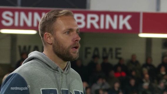 Trainer des FC Hansa Rostock, Dirk Brinkmann, bei einem Spiel im Stadion © Screenshot 