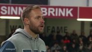 Trainer des FC Hansa Rostock, Dirk Brinkmann, bei einem Spiel im Stadion © Screenshot 