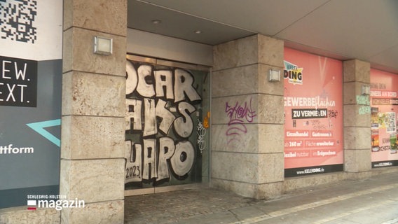 Zahlreiche Schaufenster sind mit Plakaten verklebt und bezeugen so Leerstand in einer Innenstadt. © Screenshot 