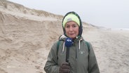 Die Reporterin Simone Mischke am Strand. © Screenshot 