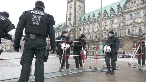 Eine Polizei-Absperrung auf dem Rathausmarkt. © Tele News Network 