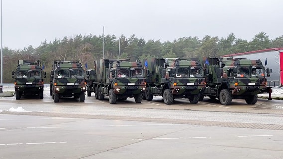 Lastwagen der Bundeswehr auf einer Autobahnraststätte © Screenshot 