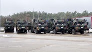 Lastwagen der Bundeswehr auf einer Autobahnraststätte © Screenshot 