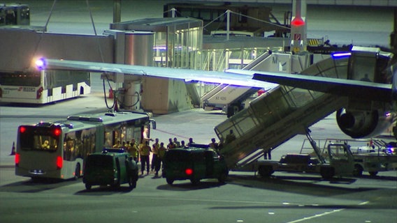 Ein Flugzeug steht auf einer Landebahn. © Screenshot 