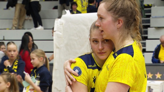 Zwei Volleyballerinnen trösten sich nach einer Niederlage. © Screenshot 