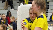 Zwei Volleyballerinnen trösten sich nach einer Niederlage. © Screenshot 