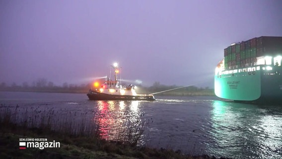 Ein Containerschiff bei Breiholz im Schlepptau. © Screenshot 