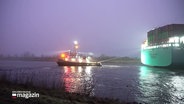 Ein Containerschiff bei Breiholz im Schlepptau. © Screenshot 