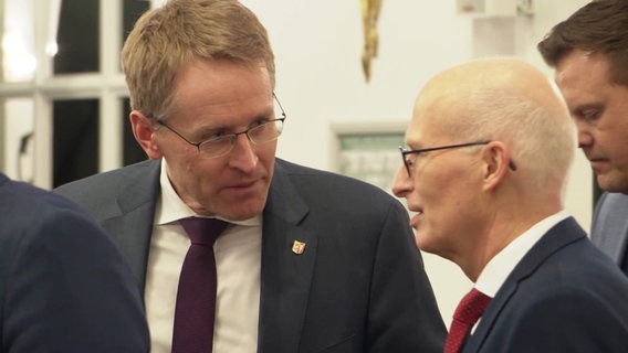 Schleswig-Holsteins Ministerpräsident Daniel Günther (CDU) mit Hamburgs Bürgermeister Peter Tschentscher (SPD) bei einer Veranstaltung des Unternehmensverbands Nord in Hamburg. © Screenshot 