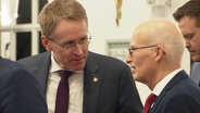 Schleswig-Holsteins Ministerpräsident Daniel Günther (CDU) mit Hamburgs Bürgermeister Peter Tschentscher (SPD) bei einer Veranstaltung des Unternehmensverbands Nord in Hamburg. © Screenshot 