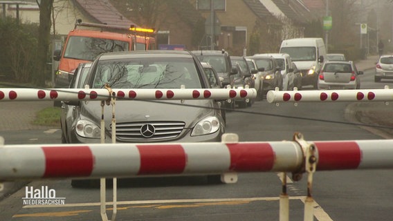 Autos stehen an einem Bahnübergang in Oldenburg. © Screenshot 