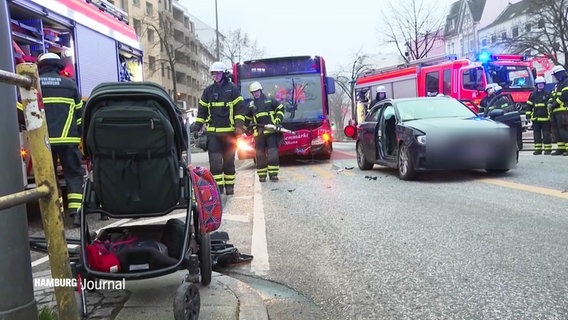 Auf der Reeperbahn arbeiten Einsatzkräfte der Feuerwehr an einer Unfallstelle mit einem Linienbus und einem PKW. © Screenshot 