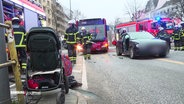 Auf der Reeperbahn arbeiten Einsatzkräfte der Feuerwehr an einer Unfallstelle mit einem Linienbus und einem PKW. © Screenshot 