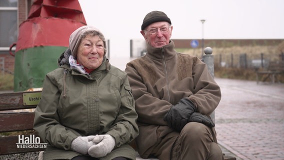 Barbara und Hans auf einer Bank auf Baltrum. © Screenshot 