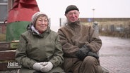 Barbara und Hans auf einer Bank auf Baltrum. © Screenshot 