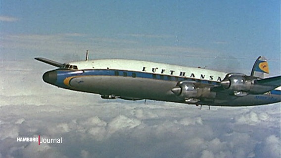 Historisches Foto einer alten Lufthansa-Maschine über den Wolken © Screenshot 