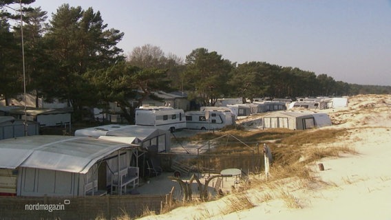 Ein Campingplatz in einer Dünenlandschaft. © Screenshot 