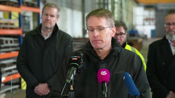 Schleswig-Holsteins Ministerpräsident, Daniel Günther (CDU), bei einer Pressekonferenz in einer Werfthalle © Screenshot 