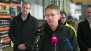 Schleswig-Holsteins Ministerpräsident, Daniel Günther (CDU), bei einer Pressekonferenz in einer Werfthalle © Screenshot 