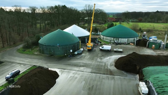 Blick aus der Luft auf mehrere Biogas-Anlagen auf einem Bauernhof © Screenshot 