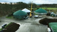 Blick aus der Luft auf mehrere Biogas-Anlagen auf einem Bauernhof © Screenshot 