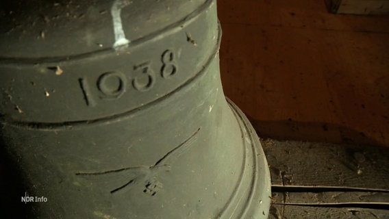 Auf einer Kirchen-Glocke ist die Jahreszahl "1938" sowie ein Hakenkreuz aufgebracht. © Screenshot 