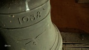 Auf einer Kirchen-Glocke ist die Jahreszahl "1938" sowie ein Hakenkreuz aufgebracht. © Screenshot 