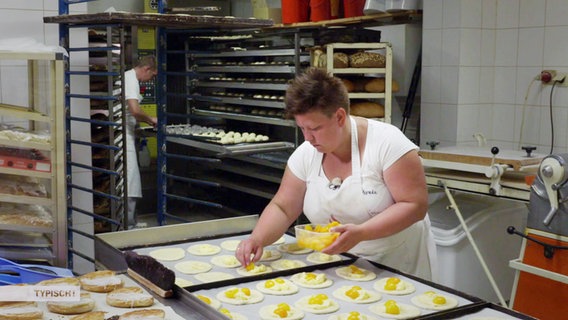 Bäckermeisterin Alexandra Vogt bei der Arbeit © Screenshot 