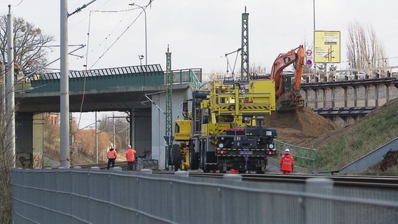 Die Nordbrücke in Waren vor der Sprengung © Screenshot 