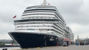 Das Kreuzfahrtschiff "Queen Anne" liegt im Hamburger Hafen © Screenshot 