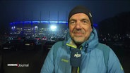 NDR Reporter Thorsten Vorbau vor dem HSV-Stadion © Screenshot 