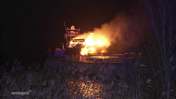 Bei Nacht brennt eine Motorjacht auf dem Wasser. © Screenshot 