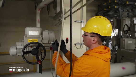 Ein junger Techniker arbeitet beim Rückbau des AKW Brokdorf © Screenshot 