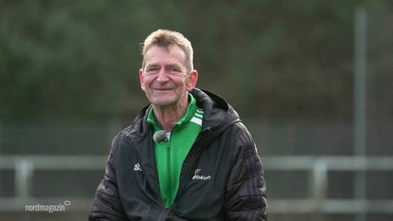 Der Vorsitzende Olaf Böhme FV-Wokuhl auf dem heimischen Fußballplatz. © Screenshot 