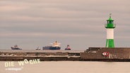 Blick von der Kaimauer aus auf in der Ferne auf dem Meer fahrende Öltanker © Screenshot 