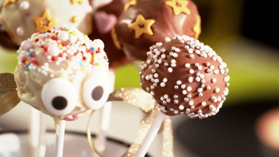 Mit Zuckerperlen dekorierte Cake-Pops. © Screenshot 