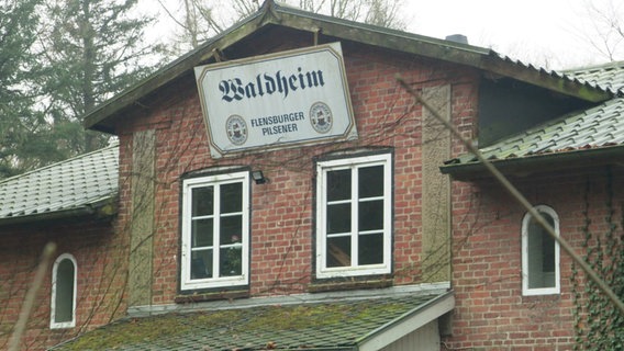 Gebäude mit einem Schild mit der Aufschrift "Waldheim". © Screenshot 