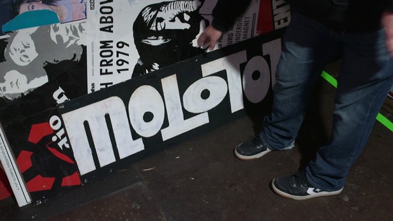 Das Molotow-Schild lehnt an einer Wand. © Screenshot 