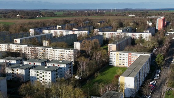 Der Stralsunder Plattenbau-Stadtteil aus der Vogelperspektive. © Screenshot 