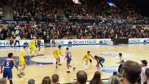 Ein Basketballspiel in der Rostocker Stadthalle. © Screenshot 