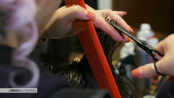 Ein "Barber-Angel" frisiert ehrenamtlich eine Person, die sich den Gang zum Friseur normalerweise nicht leisten kann. © Screenshot 