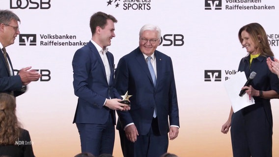 Ein Vertreter des TSB Flensburg nimmt für die Kampagne "Ein sicherer Ort für alle" stellvertretend für den Verein den "Großen Stern des Sports" in Gold vom Bundespräsidenten entgegen. © Screenshot 