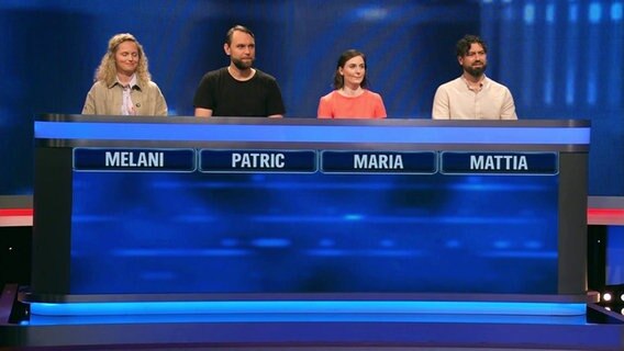 Die Kandidat*innen Melani, Patric, Maria und Mattia quizzen bei Gefragt - Gejagt gegen den Jäger um eine Gewinnsumme. © Screenshot 