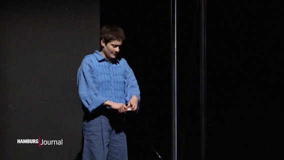 Leyb-Anouk in der Rolle als Anne Frank in der Inszenierung von "Das Tagebuch der Anne Frank" im Altonaer Theater. © Screenshot 