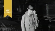 Thomas Mann mit Hut am Hamburger Hauptbahnhof auf dem Weg zum Zug (1953) © Screenshot 