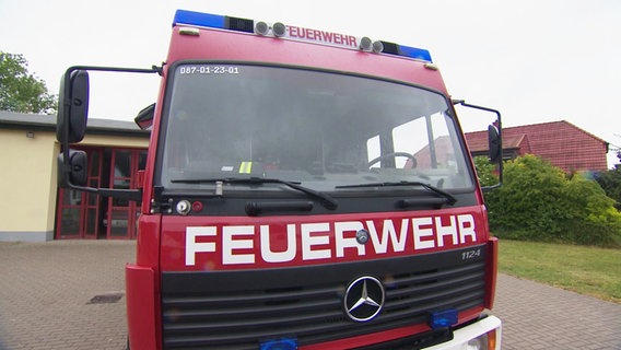 Rotes Feuerwehrauto vor einer Wache. © Screenshot 