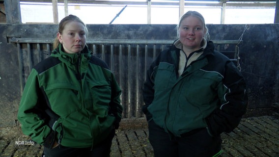 Marike und Laura Allers stehen in einem Stall auf ihrem Bauernhof. © Screenshot 